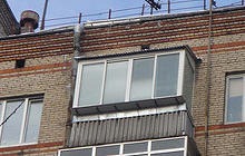 Алюминиевое остекление балкона с выносом и крышей (хрущёвки)